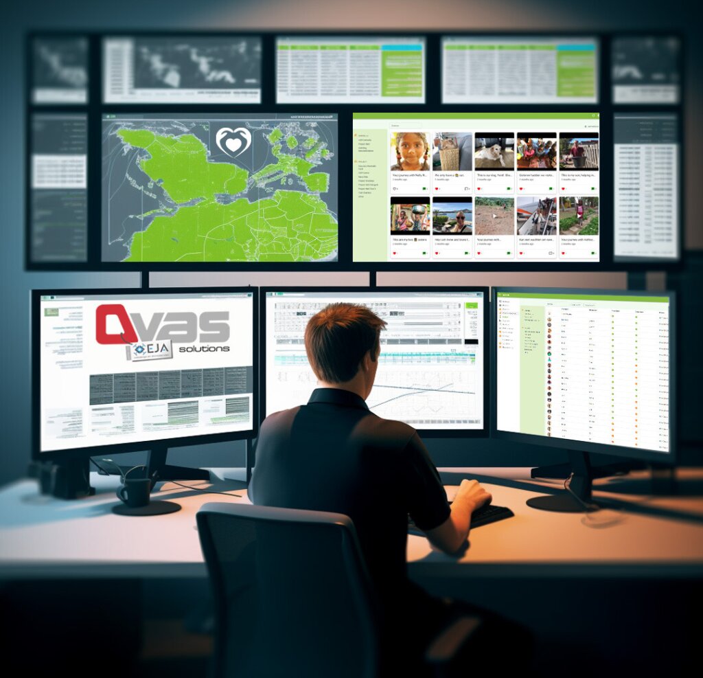 Nofam kindsponsoring platform - Beheerder aan het werk achter meerdere computerschermen. Logos van Nofam en OVAS.